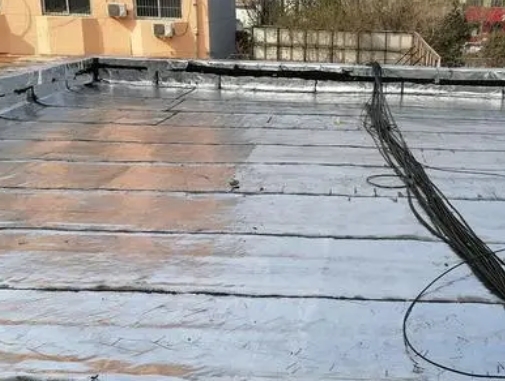 南关卫生间漏水维修公司分享下南关屋面楼顶防水刚性防水层施工要点。
